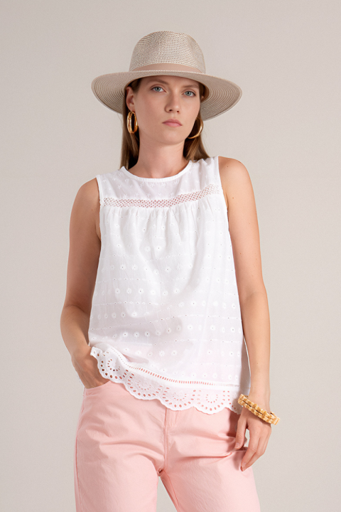 Дамски потник от памук в бяло с дебели презрамки и нежна бродерия