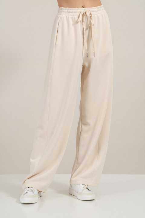 Дамски прав панталон в цвят екрю с ластик и връзки в талията