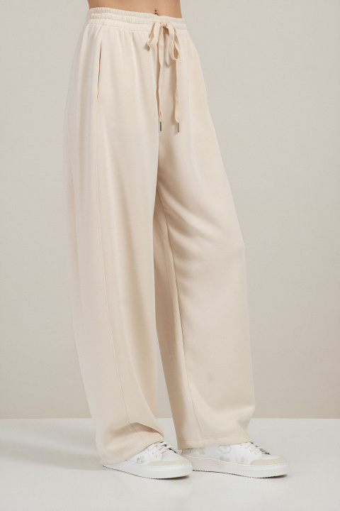 Дамски прав панталон в цвят екрю с ластик и връзки в талията