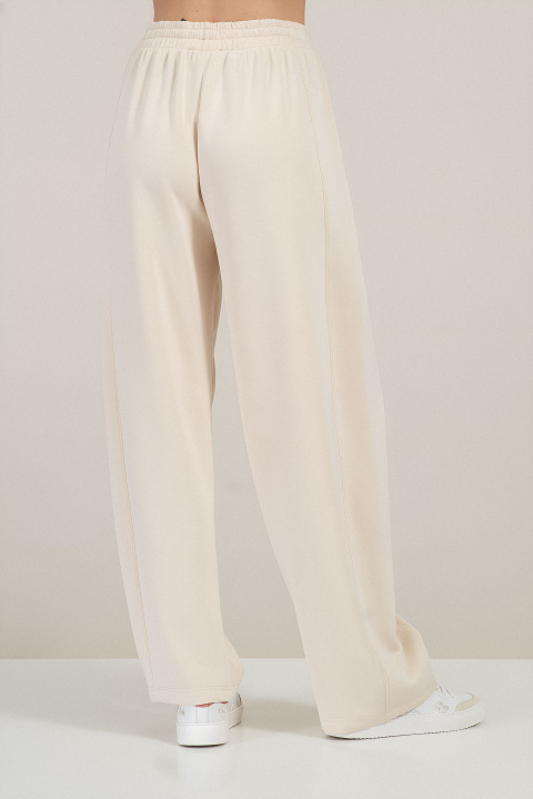 Дамски прав панталон в цвят екрю с ластик и връзки в талията