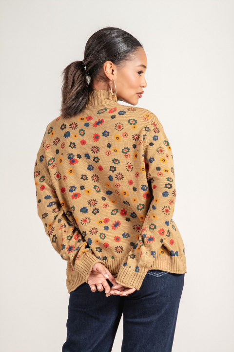 Дамски пуловер фино плетиво в бежово с цветен флорален принт