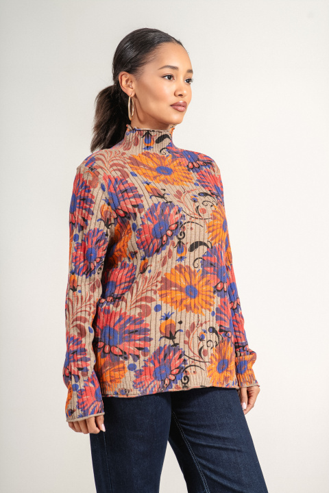 Дамски пуловер фино плетиво в бежово с поло яка и флорален принт в лилаво и оранжево