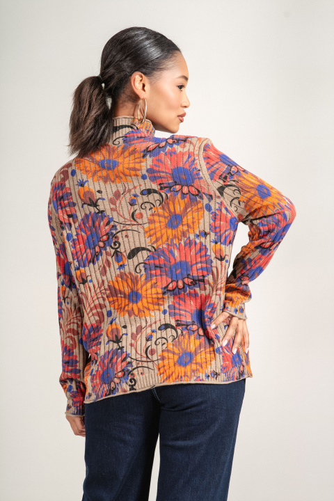 Дамски пуловер фино плетиво в бежово с поло яка и флорален принт в лилаво и оранжево