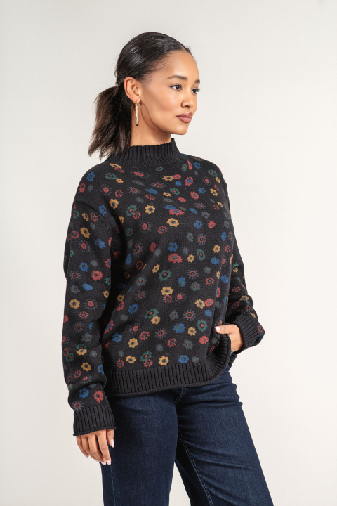 Дамски пуловер фино плетиво в черно с цветен флорален принт