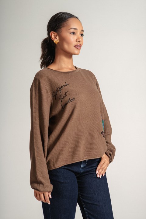 Дамски пуловер фино плетиво в кафяво с щампа и надпис