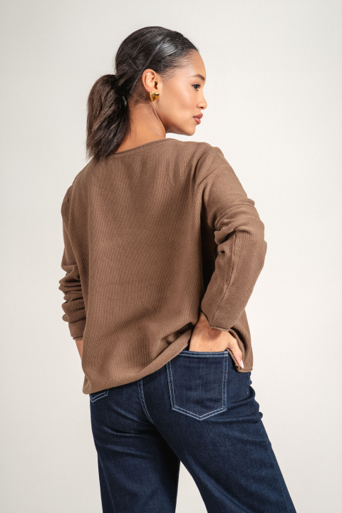 Дамски пуловер фино плетиво в кафяво с щампа и надпис