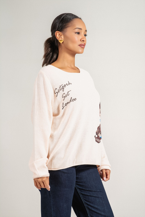 Дамски пуловер фино плетиво в кремаво с щампа и надпис