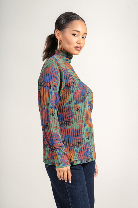 Дамски пуловер фино плетиво в зелено с поло яка и флорален принт в лилаво и оранжево