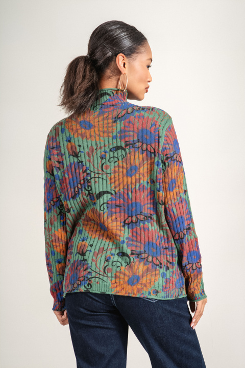 Дамски пуловер фино плетиво в зелено с поло яка и флорален принт в лилаво и оранжево