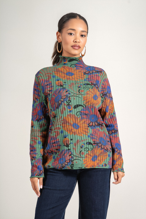 Дамски пуловер фино плетиво в зелено с поло яка и флорален принт в лилаво и оранжево