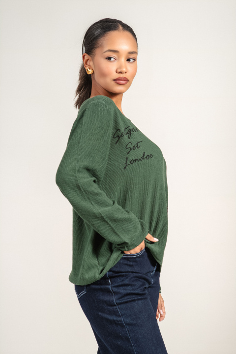 Дамски пуловер фино плетиво в зелено с щампа и надпис