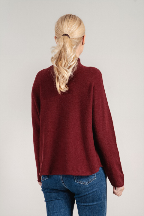 Дамски пуловер от фино плетиво с поло яка в цвят бордо