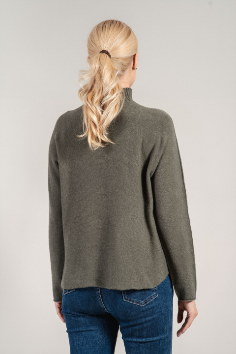 Дамски пуловер от фино плетиво с поло яка в цвят милитъри