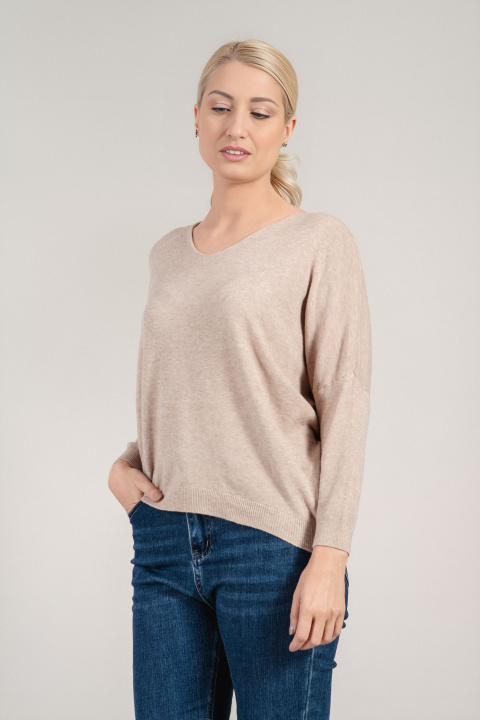 Дамски пуловер от фино плетиво в бежово с остро деколте и паднал ръкав