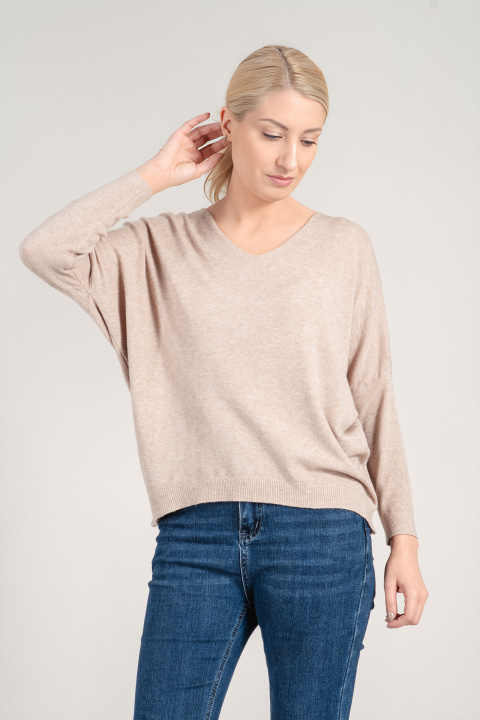 Дамски пуловер от фино плетиво в бежово с остро деколте и паднал ръкав