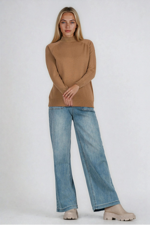 Дамски пуловер от фино плетиво в бежово с попуполо