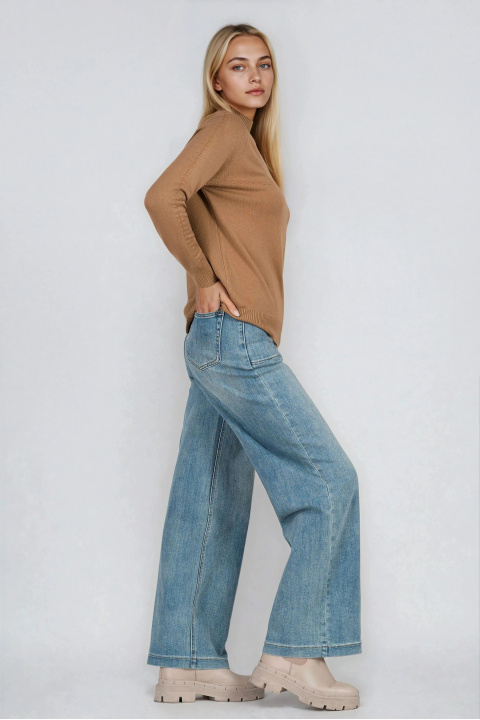 Дамски пуловер от фино плетиво в бежово с попуполо