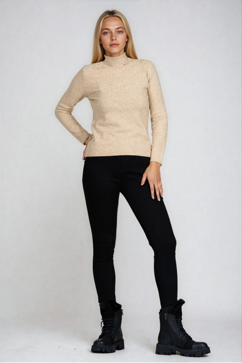 Дамски пуловер от фино плетиво в бежово с релефен принт и малко метално сърце