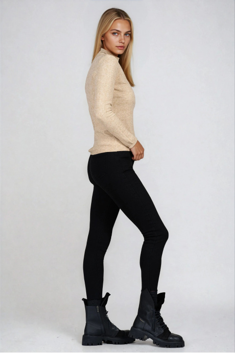 Дамски пуловер от фино плетиво в бежово с релефен принт и малко метално сърце