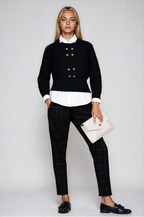 Дамски пуловер от фино плетиво в черно с релефна плетка и сърцевидни копчета