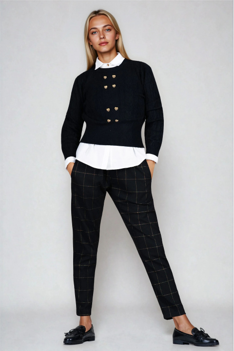 Дамски пуловер от фино плетиво в черно с релефна плетка и сърцевидни копчета