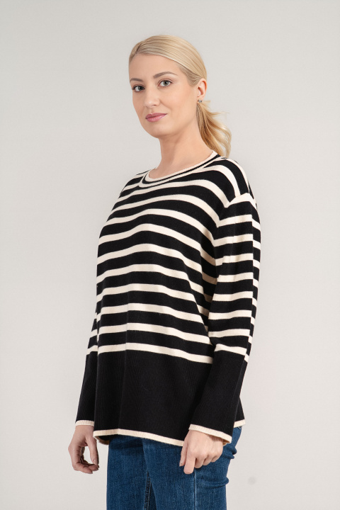 Дамски пуловер от фино плетиво в черно със светло райе