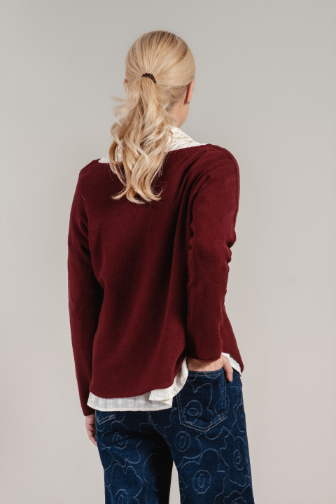 Дамски пуловер от фино плетиво в цвят бордо с остро деколте