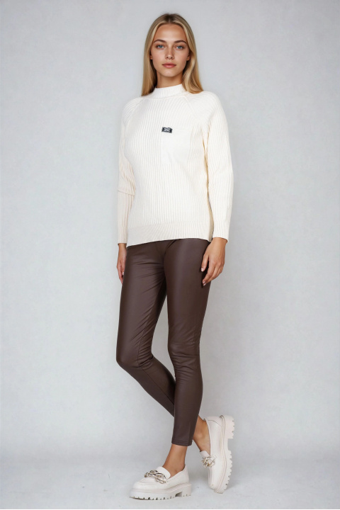 Дамски пуловер от фино плетиво в цвят екрю с имитация на джоб и черна емблема