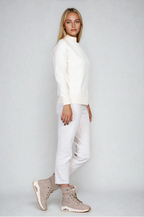 Дамски пуловер от фино плетиво в цвят екрю с полуполо