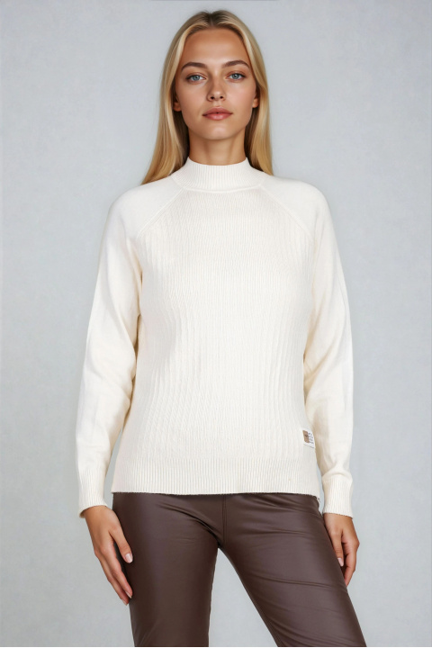 Дамски пуловер от фино плетиво в цвят екрю с релефен рипс и малка емблема