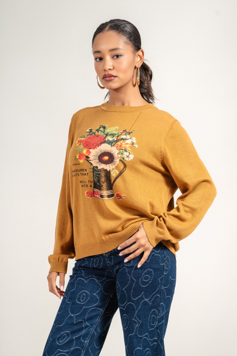 Дамски пуловер от фино плетиво в цвят горчица с щампа ваза и цветя