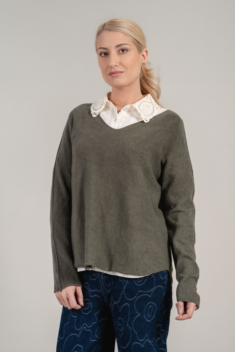 Дамски пуловер от фино плетиво в цвят милитъри с остро деколте