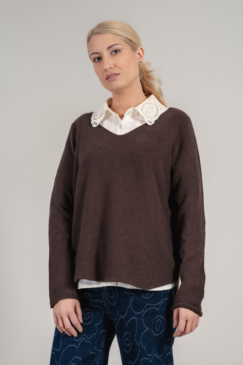 Дамски пуловер от фино плетиво в кафяво с остро деколте