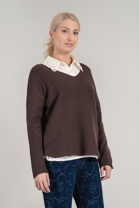 Дамски пуловер от фино плетиво в кафяво с остро деколте