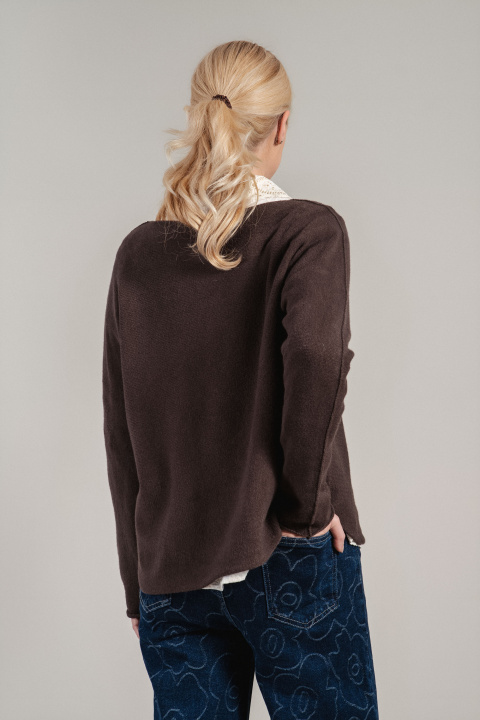 Дамски пуловер от фино плетиво в кафяво с остро деколте