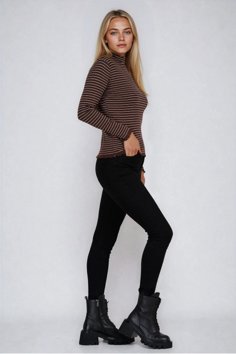 Дамски пуловер от фино плетиво в кафяво с полу поло и раиран принт