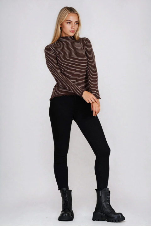 Дамски пуловер от фино плетиво в кафяво с полу поло и раиран принт