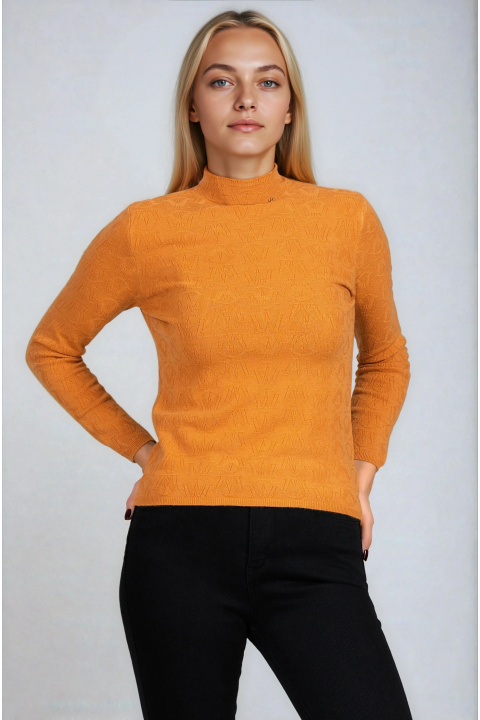 Дамски пуловер от фино плетиво в оранжево с релефен принт и малко метално сърце