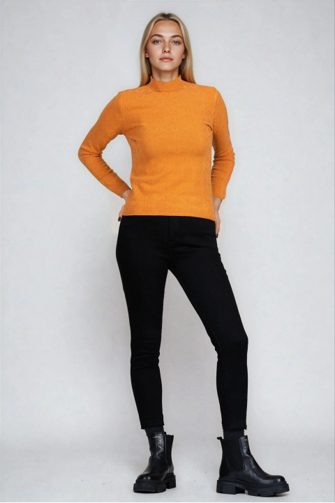 Дамски пуловер от фино плетиво в оранжево с релефен принт и малко метално сърце