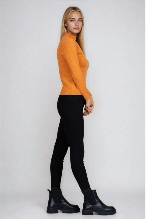 Дамски пуловер от фино плетиво в оранжево с релефен принт и малко метално сърце