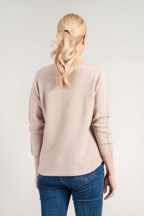 Дамски пуловер от фино плетиво в светлобежово
