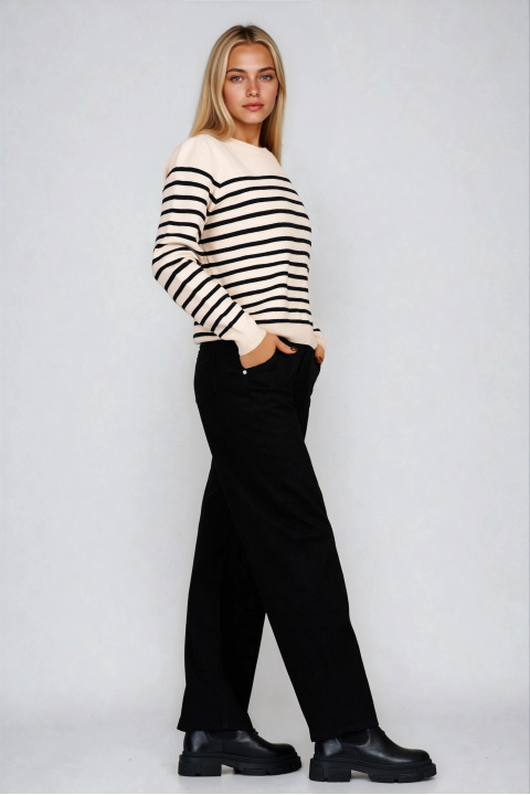 Дамски пуловер от фино плетиво в светлобежово с черно райе