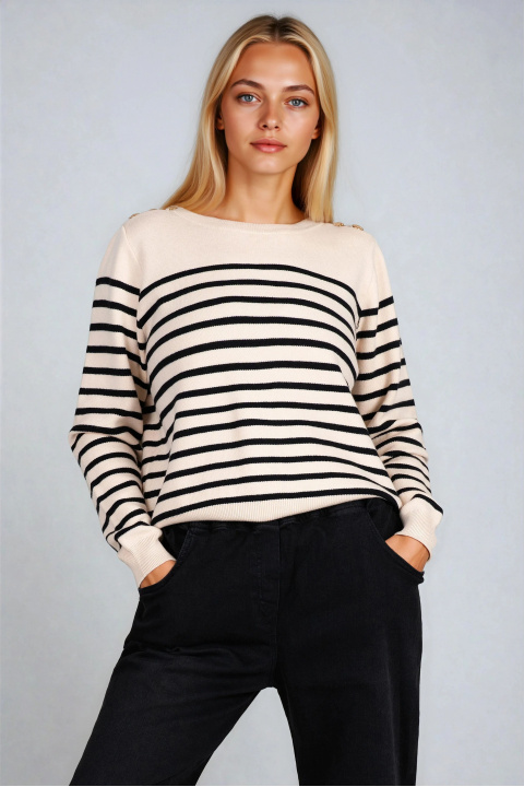Дамски пуловер от фино плетиво в светлобежово с черно райе