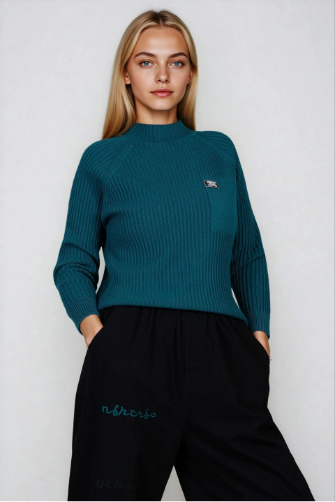 Дамски пуловер от фино релефно плетиво в зелено с имитация на джоб