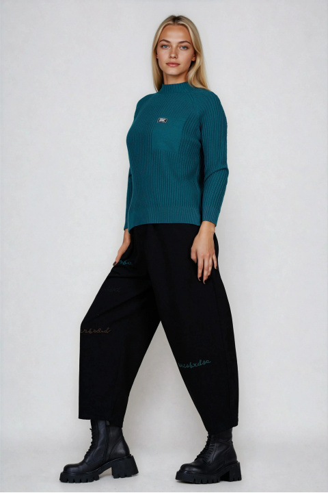 Дамски пуловер от фино релефно плетиво в зелено с имитация на джоб