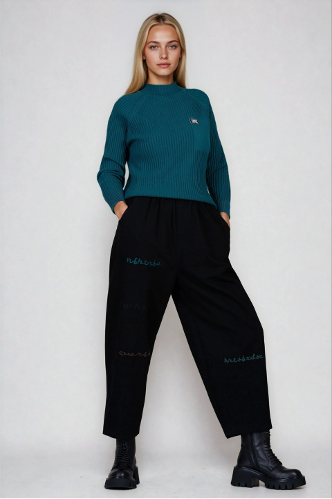 Дамски пуловер от фино релефно плетиво в зелено с имитация на джоб