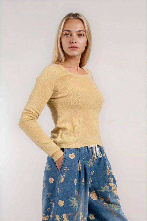 Дамски пуловер от много фино плетиво в жълто с квадратно деколте