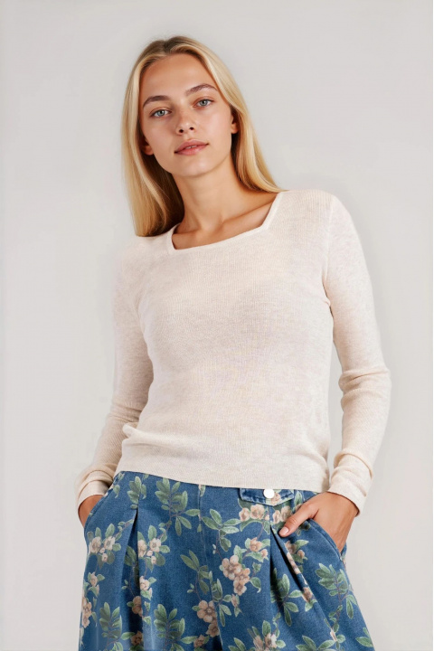 Дамски пуловер от много фино плетиво в светлобежово с квадратно деколте