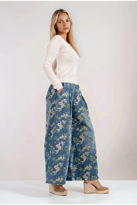 Дамски пуловер от много фино плетиво в светлобежово с квадратно деколте