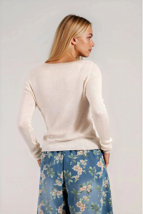 Дамски пуловер от много фино плетиво в светлобежово с квадратно деколте